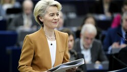 EU-Kommissionspräsidentin Ursula von der Leyen will die europäische Industrie nachhaltiger und unabhängiger machen - auch mithilfe der Atomkraft. Das sieht die österreichische Bundesregierung sehr kritisch. (Bild: APA/AFP/FREDERICK FLORIN)