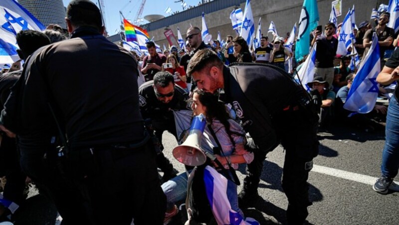 Die Polizei löst eine Blockade in Tel Aviv auf. (Bild: AP)