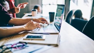 Subventionierte Laptops gehören in Österreichs Schulen heute zur Grundausstattung, Lehrer werden gratis mit Geräten ausgestattet. Doch mitunter wird die mit Steuergeld angekaufte Hardware von den Pädagogen gar nicht benutzt. (Bild: stock.adobe.com)