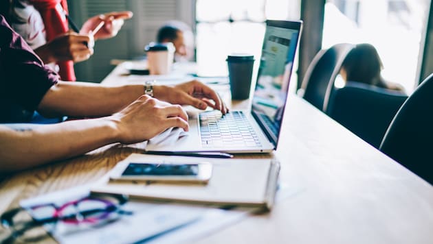 Subsidized laptops are now part of the basic equipment in Austrian schools and teachers are provided with devices free of charge. However, the hardware purchased with taxpayers' money is sometimes not even used by teachers. (Bild: stock.adobe.com)