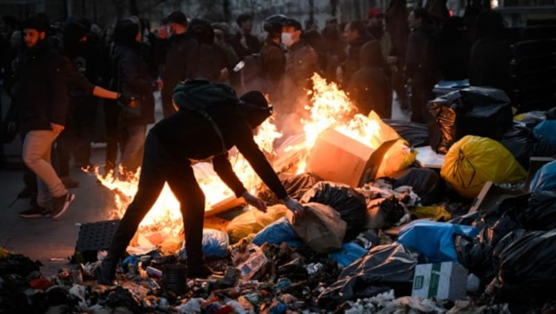 Gegen die Anhebung des Pensionsantrittsalters wird in Frankreich - wie hier in Nantes - seit Wochen heftig protestiert. (Bild: APA/AFP/LOIC VENANCE)