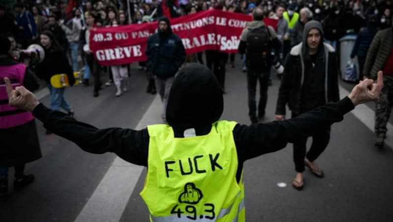 Mit dem Verfassungsartikel 49.3 setzt Macrons Regierung ihr Reformprojekt durch. Gegner haben eine klare Meinung dazu. (Bild: APA/AFP/LOIC VENANCE)