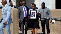 Caroline Ouko, die Mutter von Irvo Otieno, mit einem Porträt ihres Sohnes vor dem Dinwiddie Courthouse. (Bild: AP)