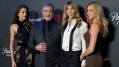 Sylvester Stallone mit seiner Frau Jennifer Flavin und den Töchtern Sophia Stallone (links) und Sistine Stallone (rechts) (Bild: APA / Photo by TIMOTHY A. CLARY / AFP)