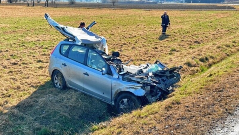 Der Pkw-Lenker wurde mit dem Rettungshubschrauber nach Graz geflogen. (Bild: Christian Schulter)