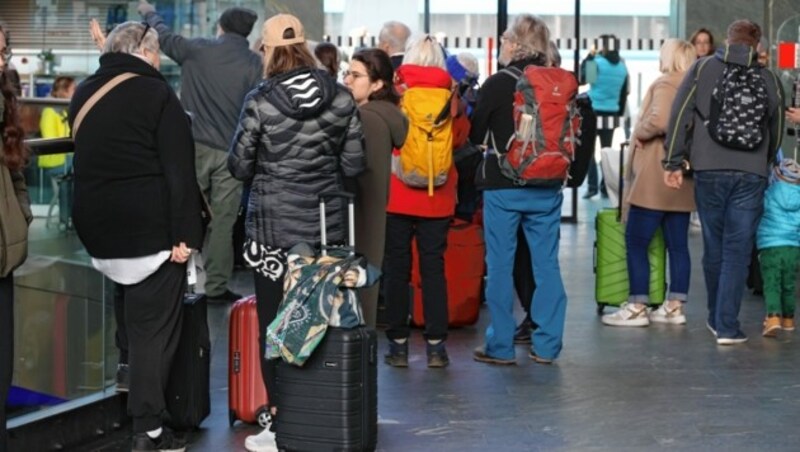 Reisende müssen sich in Geduld üben. (Bild: Christian Jauschowetz)