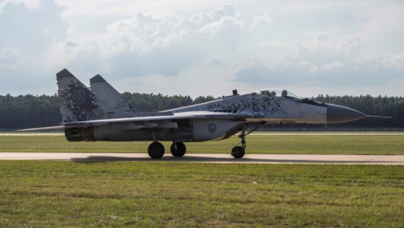 Eine slowakische MiG-29 (benannt nach dem Militärflugzeughersteller Mikojan-Gurewitsch) auf dem Militärflugplatz Malacky im Westen des Landes (Bild: AP)