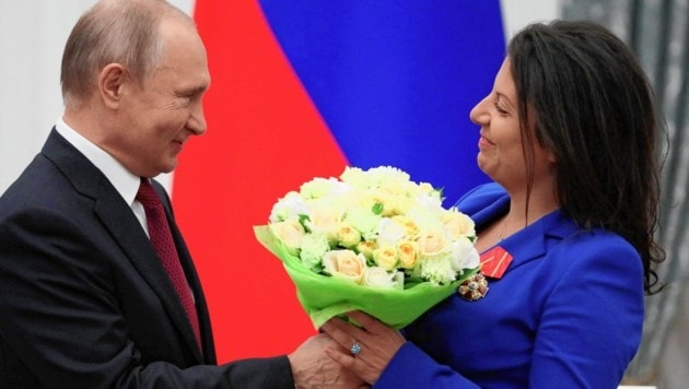 Putin ehrt die RT-Chefin Simonjan für ihre Leistungen in Fake News. (Bild: AFP)