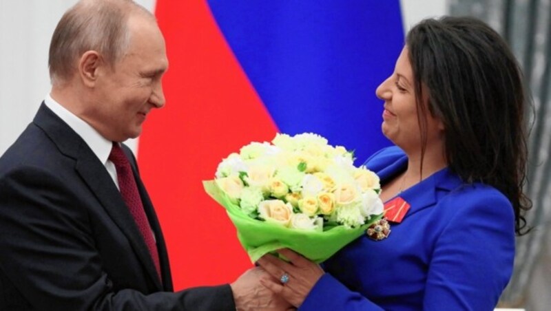 Russlands Präsident Wladimir Putin und die Chef-Propagandistin Margarita Simonjan (Bild: AFP)