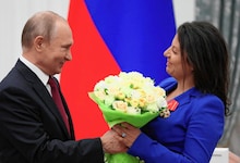 Putin ehrt die RT-Chefin Simonjan für ihre Leistungen in Fake News. (Bild: AFP)