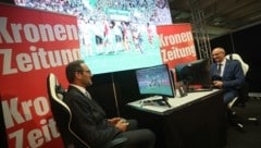 WK-Präsident Christoph Walser (li.) und LH Anton Mattle „zockten“ eine Runde Fifa. (Bild: Birbaumer Christof)