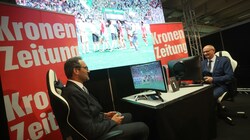 WK-Präsident Christoph Walser (li.) und LH Anton Mattle „zockten“ eine Runde Fifa. (Bild: Birbaumer Christof)
