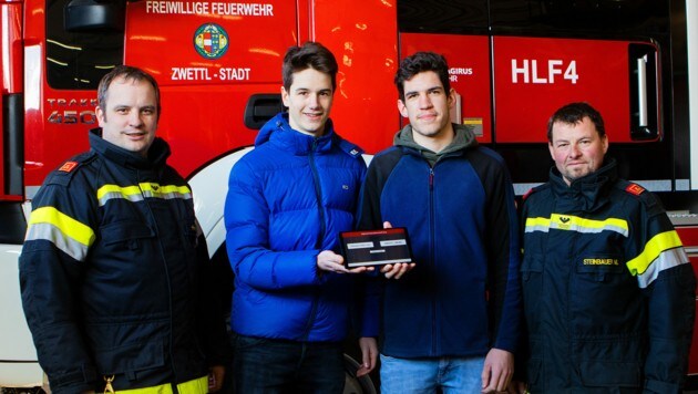 Die jungen App-Entwickler Stefan Grünstäudl und Johannes Allinger (Mitte) mit Zwettls Feuerwehrkommandant Matthias Hahn (links) und seinem Stellvertreter Mario Steinbauer (rechts). (Bild: KLAUS SCHINDLER )