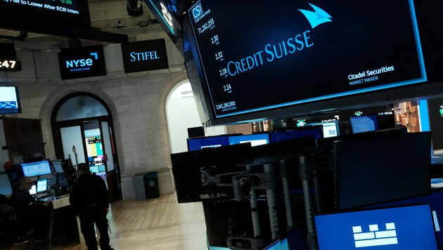 Credit Suisse auf einem Monitor an der New Yorker Börse (Bild: APA/Getty Images via AFP/GETTY IMAGES/SPENCER PLATT)