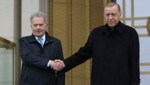Die Türkei habe „beschlossen, den Prozess zu Finnlands NATO-Beitritt in unserem Parament zu beginnen“, sagte Erdogan nach einem Treffen mit dem finnischen Präsidenten Sauli Niinistö (links) in Ankara. (Bild: Associated Press)