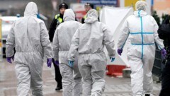 Forensiker bei der Tatortarbeit in Hamburg (Bild: AP)