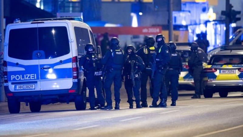 Der Täter selbst kann nicht mehr befragt werden, er beging nach seinem Amoklauf Suizid. (Bild: APA/AFP/Daniel Reinhardt)