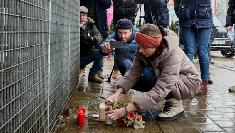 Kerzen für die Opfer des Amoklaufs von Hamburg (Bild: APA/dpa/Georg Wendt)