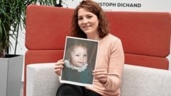 Marie Smretschnig zu Besuch im Newsroom der „Steirerkrone“ - nun will sie anderen helfen (Bild: Sepp Pail)