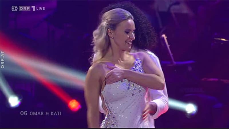 Kati Kallus ist bei „Dancing Stars“ der Träger des Kleides gerissen. (Bild: ORF)