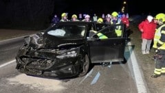 Am Auto entstand schwerer Schaden, der Lenker des Pkw wurde nur leicht verletzt. (Bild: BEZIRKSFEUERWEHRKOMMANDO GÜSSING)