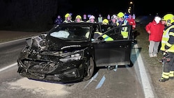 Am Auto entstand schwerer Schaden, der Lenker des Pkw wurde nur leicht verletzt. (Bild: BEZIRKSFEUERWEHRKOMMANDO GÜSSING)