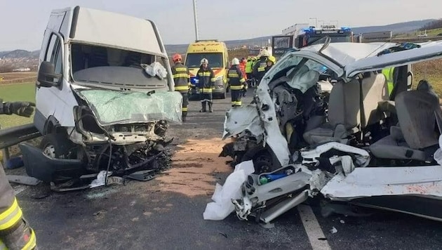 Samstagfrüh sind diese zwei Kleinbusse in Niederösterreich miteinander kollidiert. (Bild: FF Drasenhofen)