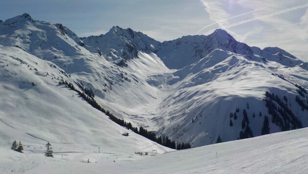 Das Skigebiet Sonnenkopf gilt als absoluter Geheimtipp. Hier sorgt Helmut Bader mit seiner Pistenraupe für optimale Pistenverhältnisse. (Bild: Bergauer Rubina)