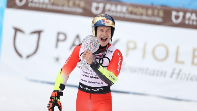 Marco Odermatt mit seinem Spezial-Helm sowie der kleinen Kristallkugel für den Riesentorlauf-Weltcup nach dem Knacken des Punkterekords. (Bild: GEPA pictures)