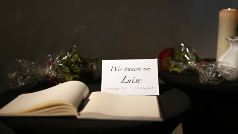 In der Evangelischen Kirche in Freudenberg liegt zudem ein Kondolenzbuch aus. Auch Ministerpräsident Hendrik Wüst hat sich eingetragen. (Bild: INA FASSBENDER / AFP)