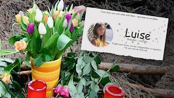 Ein Kondolenzbuch für das getötete Mädchen Luise und eine Karte mit der Aufschrift „Wir trauern um Luise“ (Bild: APA/dpa/Roberto Pfeil/Siegener Zeitung, Krone KREATIV)