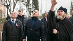 Putin mit dem Gouverneur von Sewastopol, Michail Raswoschajew und einem orthodoxen Priester am Samstag auf der Krim (Bild: Sevastopol Governor‘s Press Service)
