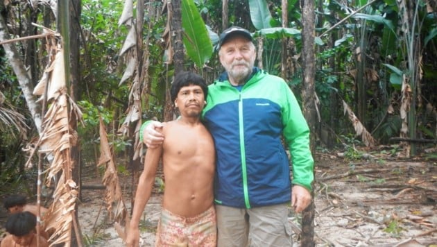 Der Südsteirer Bernd Theissel auf Tuchfühlung mit einem Indio-Häuptling im tiefsten Dschungel Venezuelas. (Bild: Theissel)