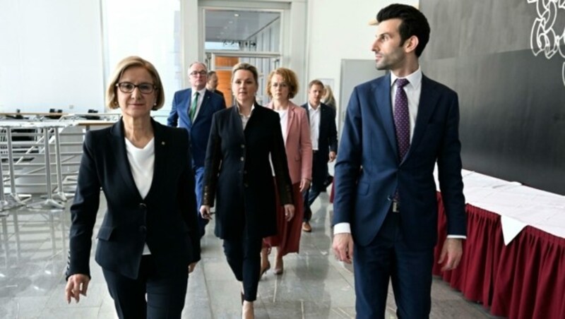 Johanna Mikl-Leitner und Udo Landbauer bei der Präsentation des ÖVP-FPÖ-Arbeitsübereinkommens nach der niederösterreichischen Landtagswahl (Bild: APA/Helmut Fohringer)