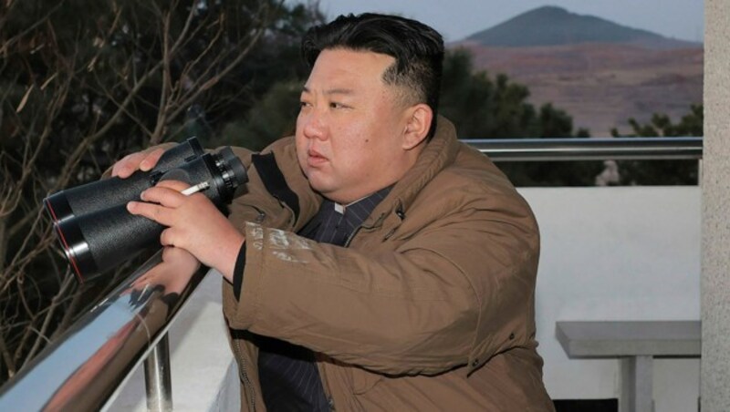 Nordkoreas Machthaber Kim Jong Un beobachtet den Start einer ballistischen Interkontinentalrakete (ICBM) des Typs Hwasong-17 vom internationalen Flughafen Pjöngjang aus. (Bild: AFP)