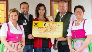 Wirt Werner Zlabinger (2. v. r) übergab mit Vereinsobleuten den Scheck an Vereinsobfrau Birgit ...