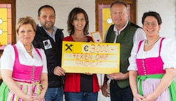 Wirt Werner Zlabinger (2. v. r) übergab mit Vereinsobleuten den Scheck an Vereinsobfrau Birgit ...