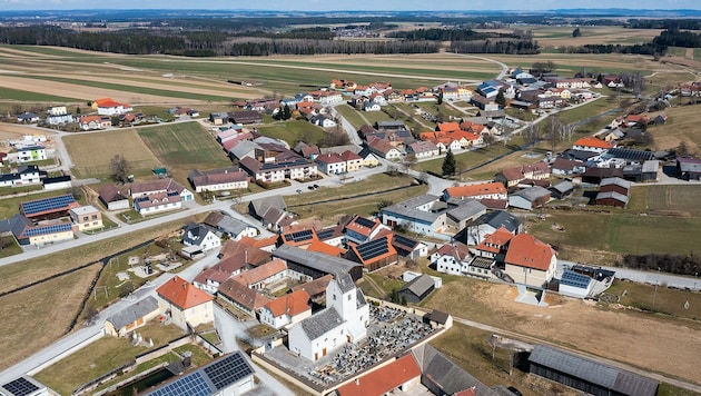 Das Waldviertler Dorf Sallingstadt hat etwas besonderes: eine Hochspannungsleitung. (Bild: Schindler Klaus)