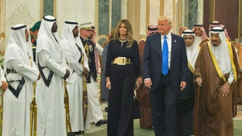 Bei seinem Besuch in Saudi-Arabien im Jahr 2017 bekamen Trump und seine Frau kostbare Geschenke überreicht. (Bild: AFP PHOTO / Saudi Royal Palace / BANDAR AL-JALOUD)