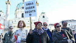 Teilnehmer der Gruppe „Omas gegen rechts“ bei der Wiener Demo am vergangenen Samstag gegen Schwarz-Blau (Bild: APA/KLAUS TITZER)