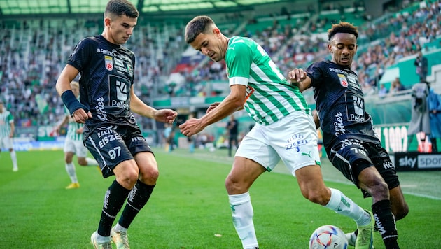 Wolfsbergs Jasic (li.) und Ballo (re.) gegen Rapids Auer (Mi.) (Bild: GEPA pictures)