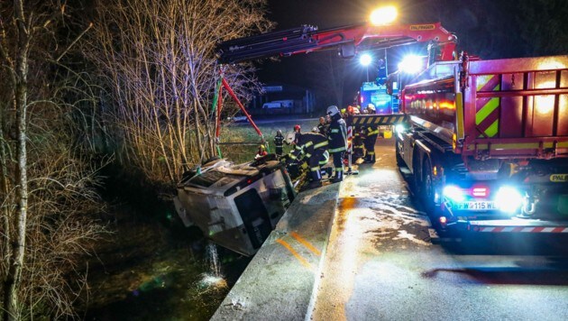 Die Feuerwehr musst das abgestürzte Auto mit einem Kran bergen. (Bild: laumat.at/Matthias Lauber)
