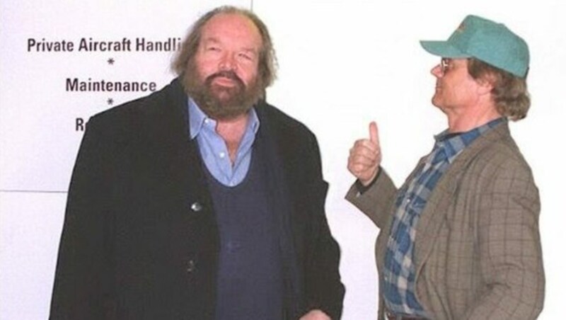 Bud Spencer (l.) und Terence Hill 1995 am Flughafen Wien. Sie präsentierten in der Wiener City ihren Film „Troublemaker“. (Bild: Ulrich Schnarr/us/APA)