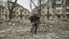 Ein älterer Mann mit all seinen Halbseligkeiten in Awdijiwka (Donezk). (Bild: Aris Messinis / AFP)