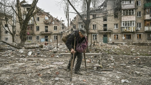 Ein älterer Mann mit all seinen Halbseligkeiten in Awdijiwka (Donezk). (Bild: Aris Messinis / AFP)
