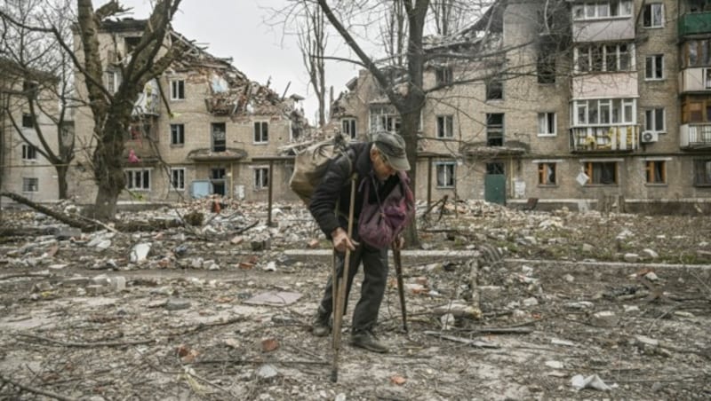 Ein älterer Mann mit all seinen Halbseligkeiten in Awdijiwka (Donezk) (Bild: Aris Messinis / AFP)