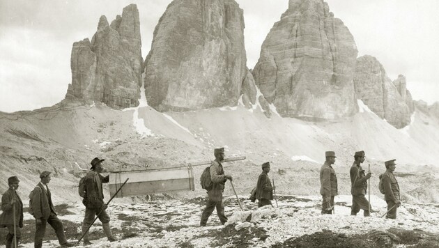 Der Bergführer Sepp Innerkofler wird 1918 mit dem Sarg ins Tal gebracht. Er fiel drei Jahre zuvor am Paternkofel. (Bild: TAP/Anton Trixl)