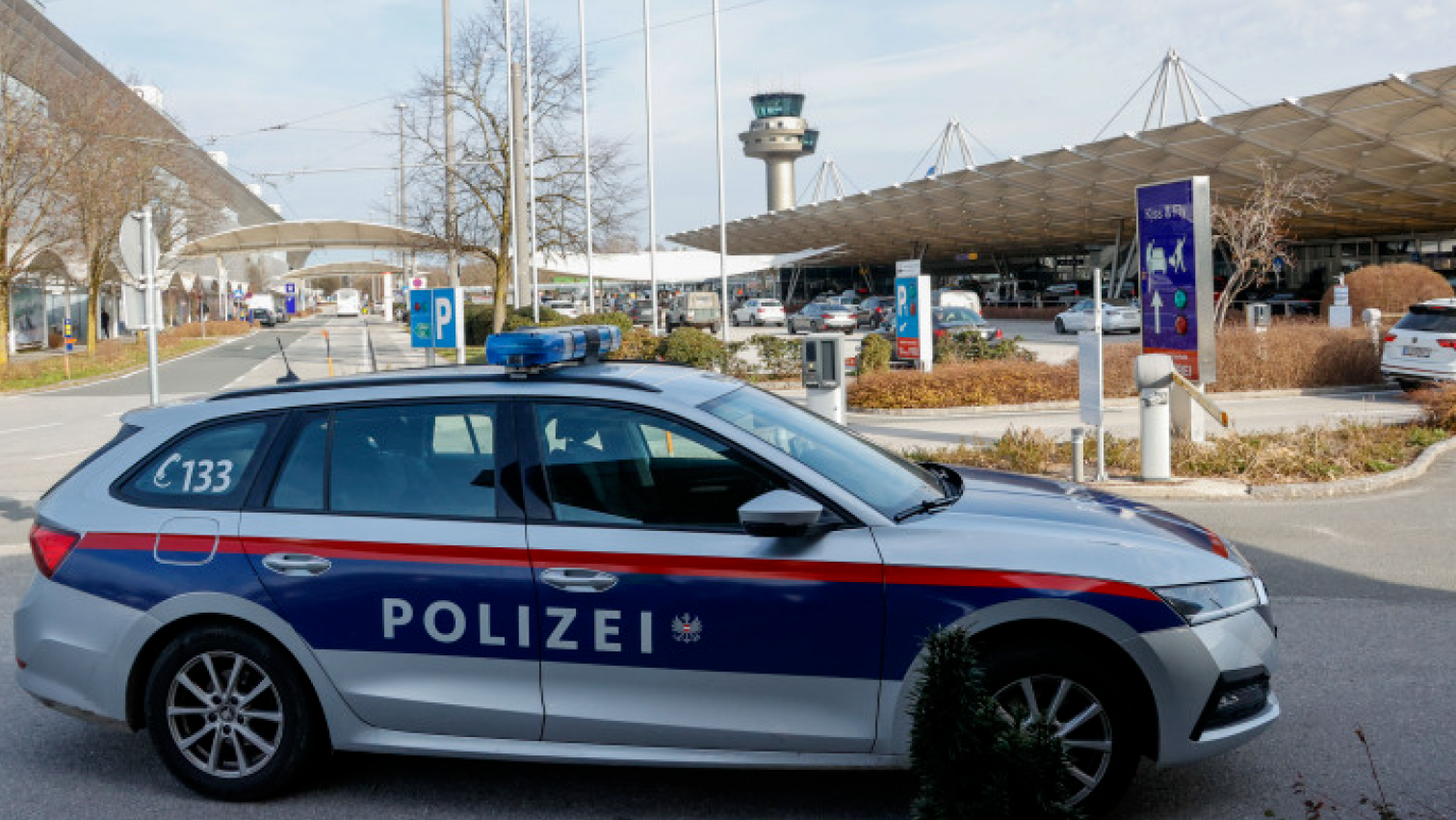 Eine telefonische Bombendrohung hat Sonntagfrüh zu einem Großeinsatz der Polizei am Salzburger Flughafen geführt. (Bild: Tschepp Markus)