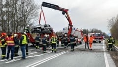 Aufräumarbeiten nach der Massenkarambolage. (Bild: Schulter Christian)