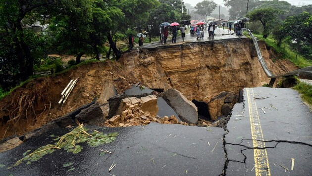Eine Straße in Malawi wurde durch den Tropensturm „Freddy“ schwer beschädigt. (Bild: AP)